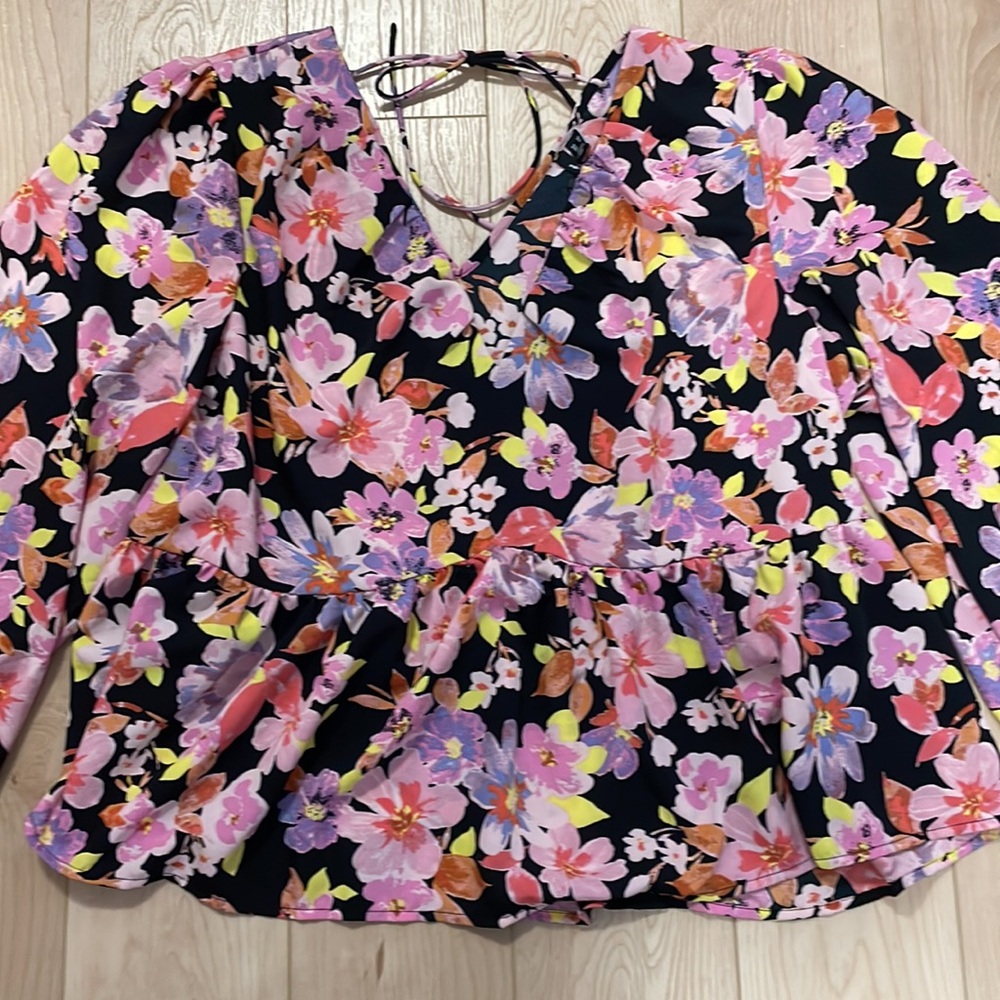 NWT Vero Moda Floral V-Neck Blouse - Picture 4 of 12